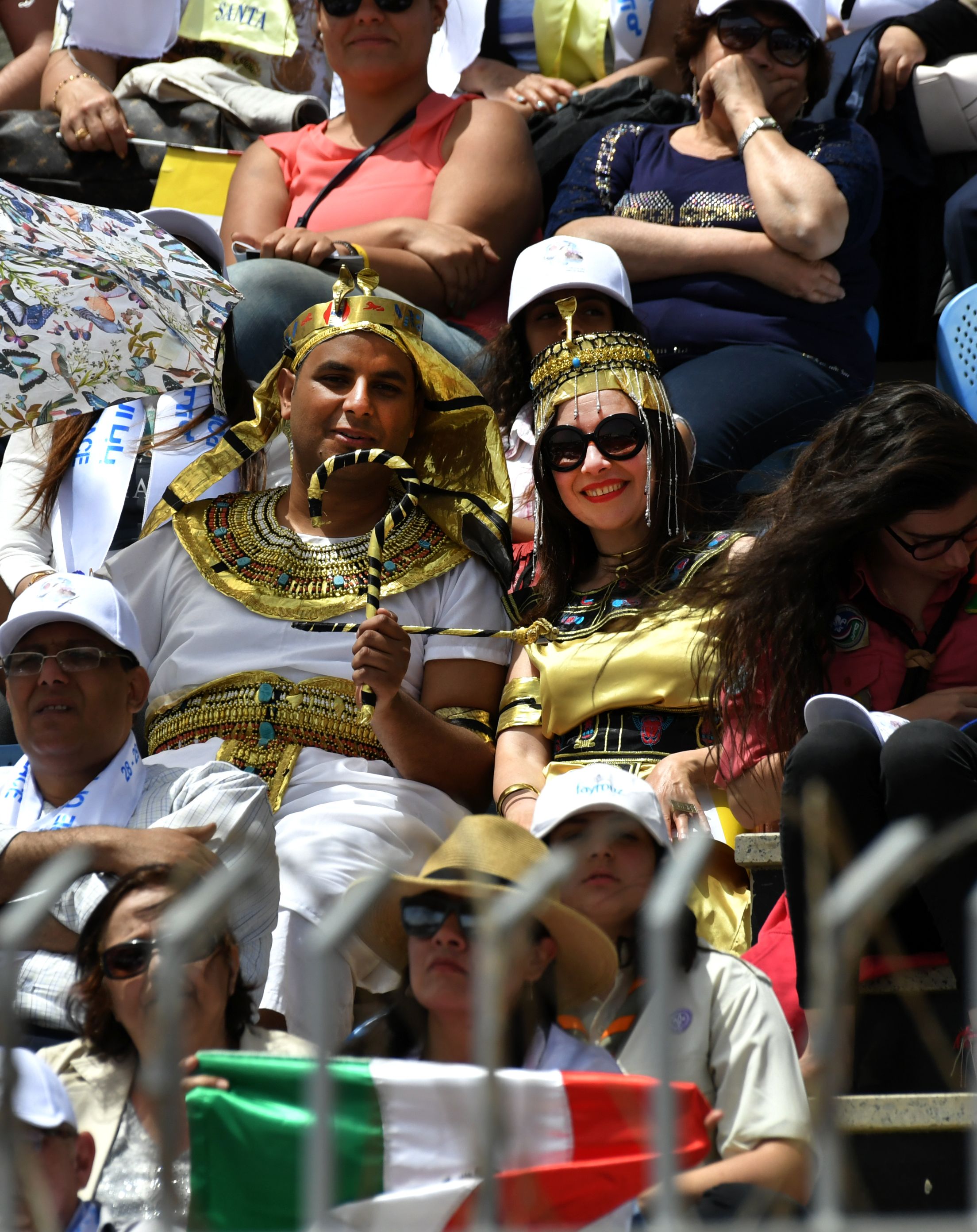 ملابس فرعونية يرتديها جمهور بابا الفاتيكان