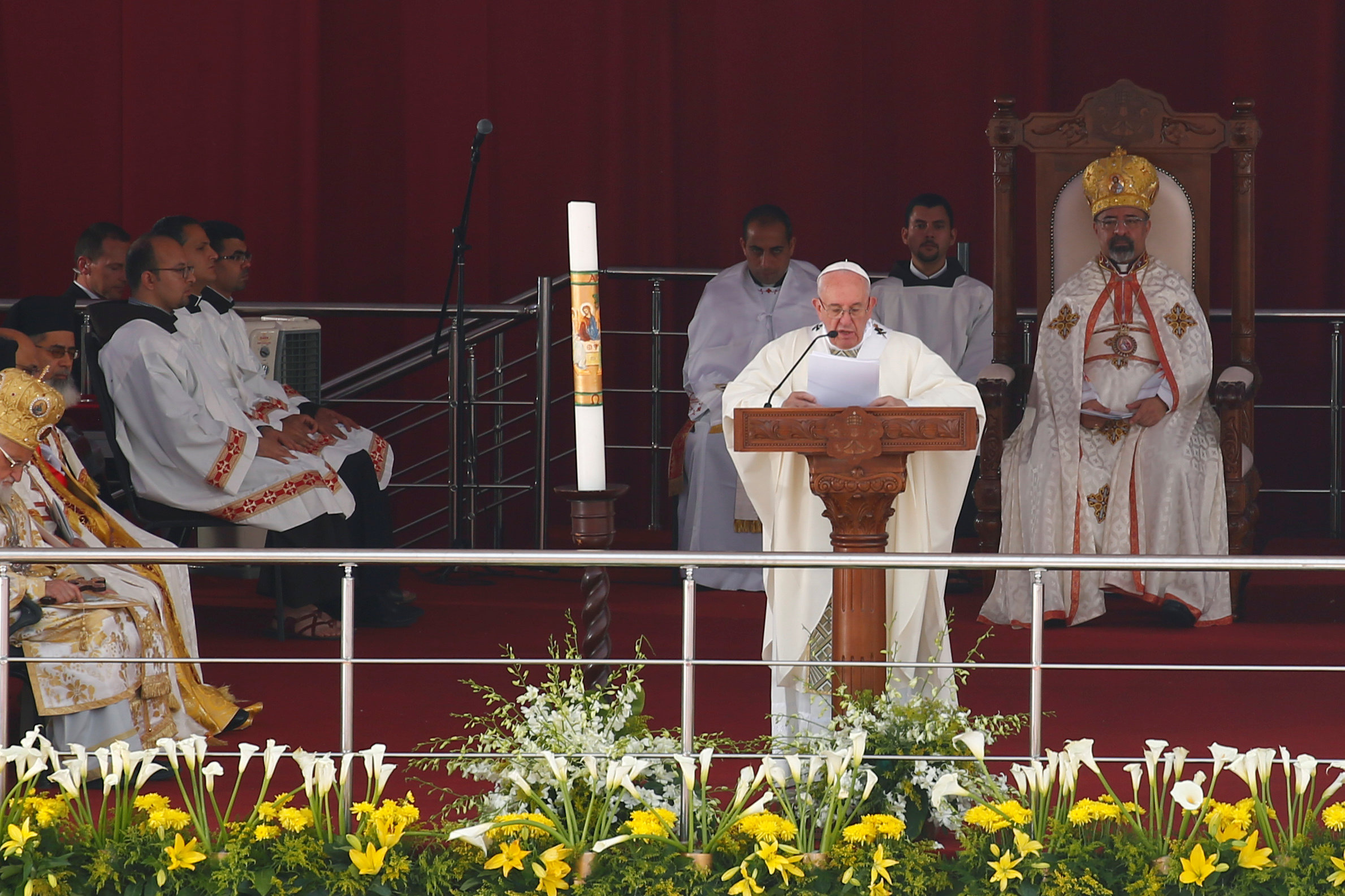 البابا فرانسيس يؤدى القداس الإلهى بحضور 25 ألف قبطى