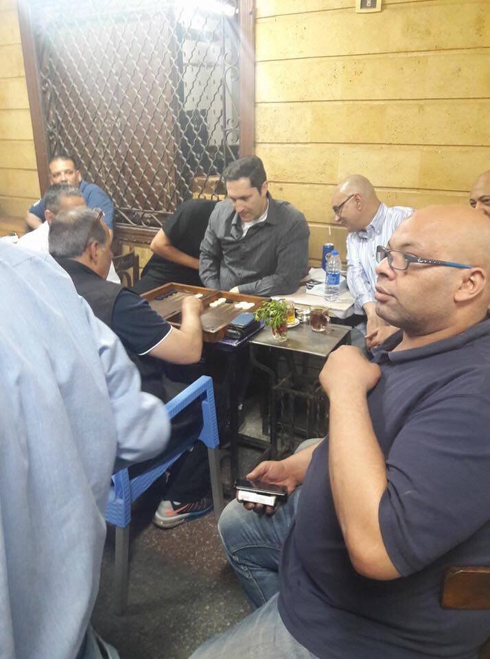 علاء مبارك على المقاهى بمنطقة أمبابة