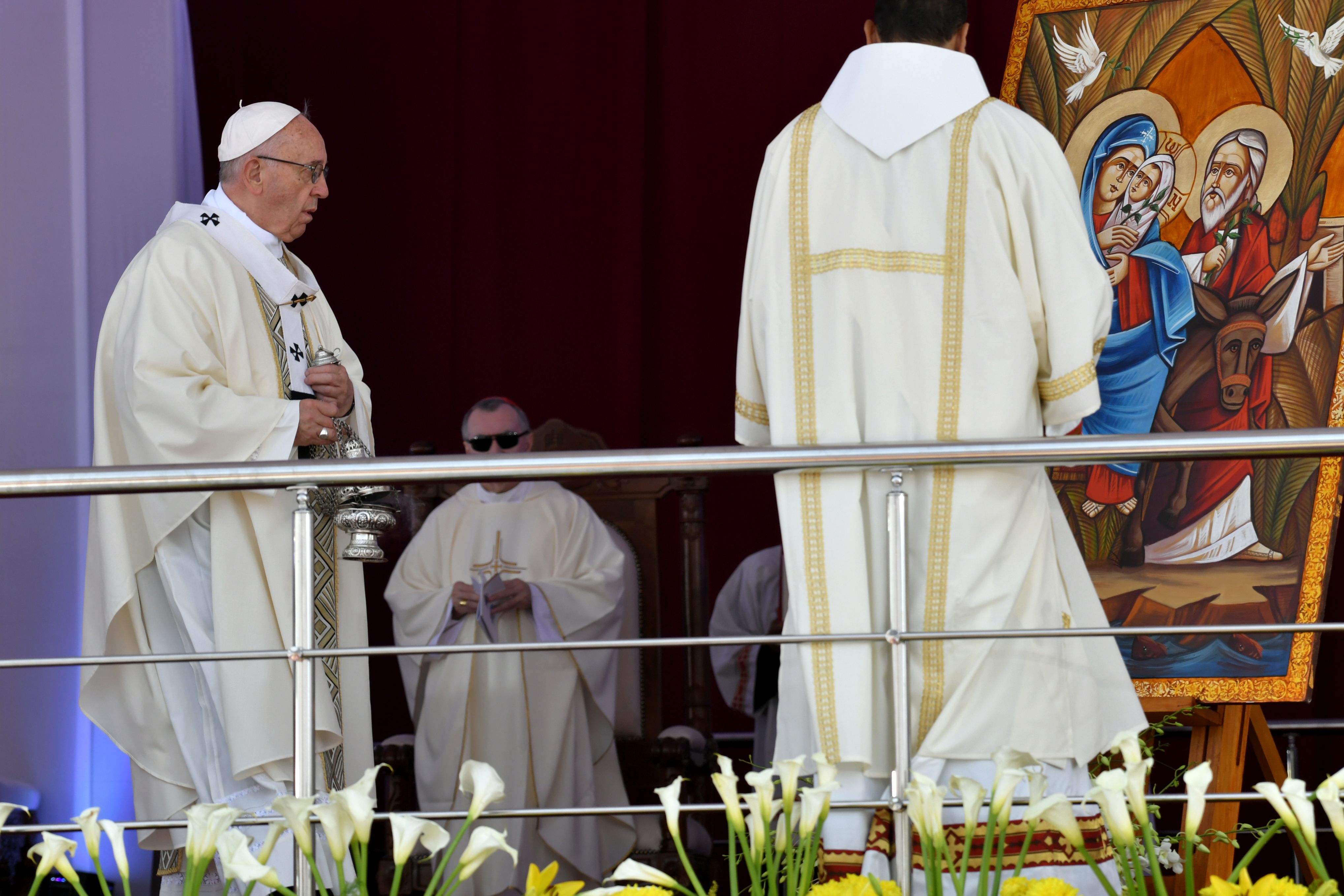 بابا الفاتيكان يصعد إلى المنصة الرئيسية لبدء القداس الإلهى