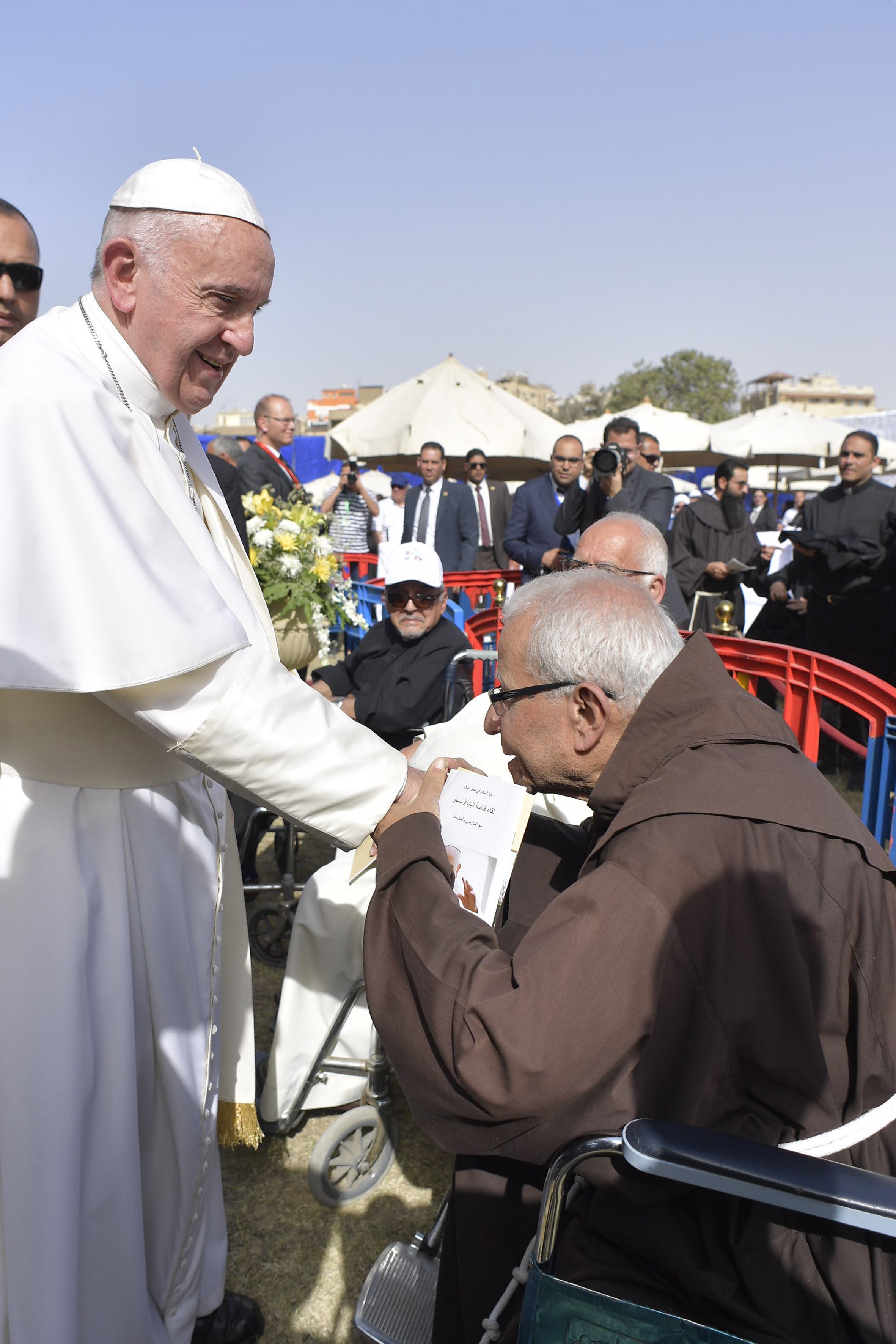 كاهن يقبل يد البابا فى الكنيسة الكاثوليكية بالمعادى