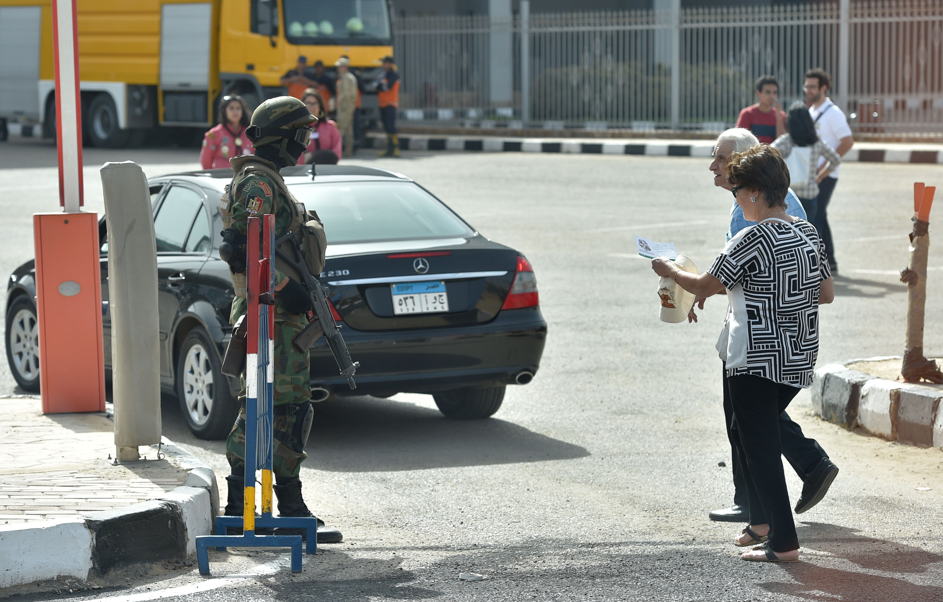 مواطنة تطلع الأمن على دعوة حضورها القداس