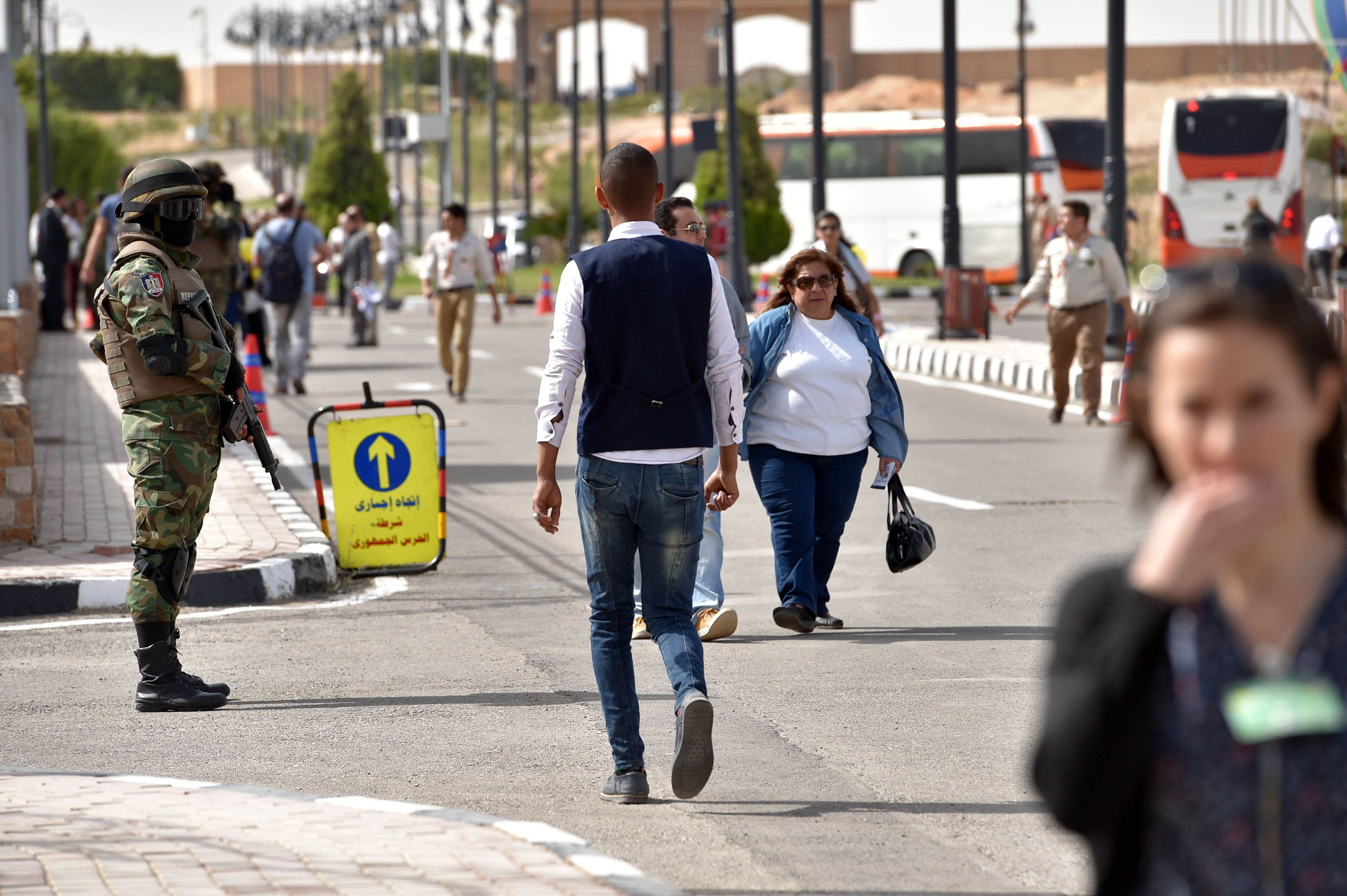 لحظة دخول المواطنين إلى مدرجات ستاد الدفاع الجوى
