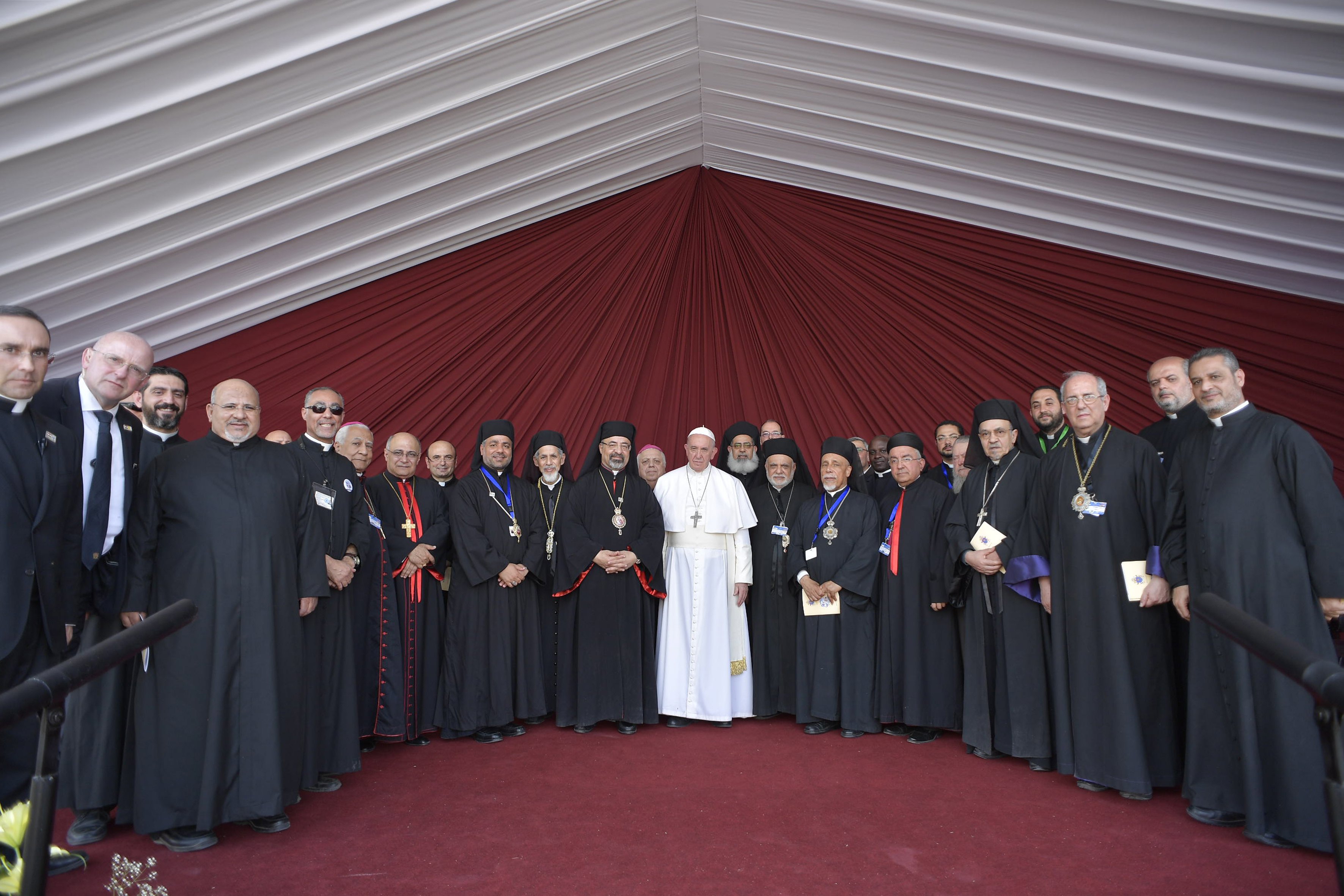 بابا الفاتيكان يلتقط صورة تذكارية مع القساوسة داخل الكنيسة