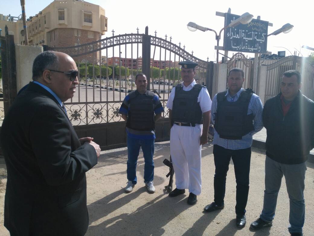 اللواء على أبو زيد مساعد وزير الداخلية لغرب الدلتا أمام كنيسة العذراء