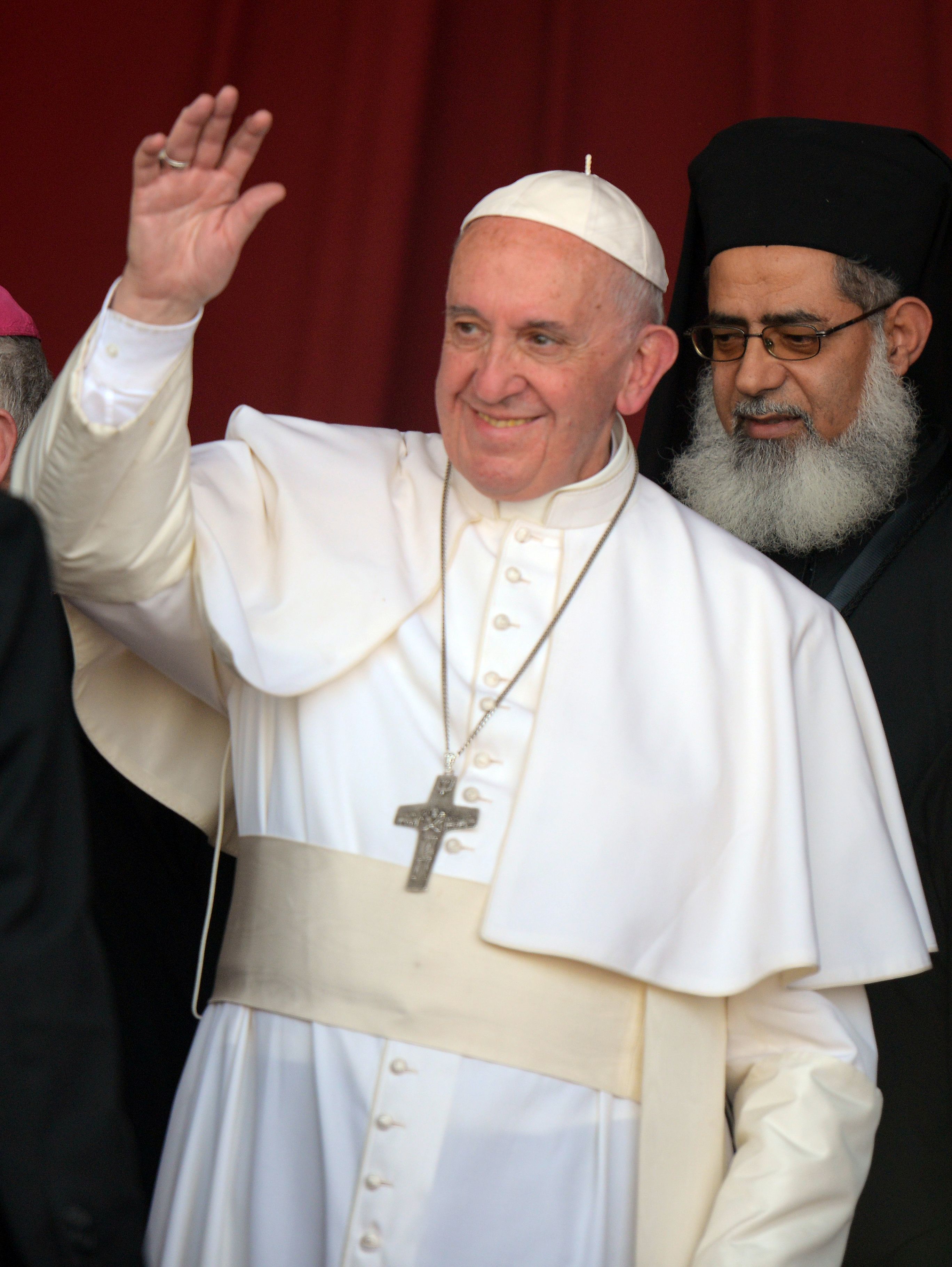 بابا الفاتيكان يحيى الأقباط داخل الكنيسة الكاثوليكية بالكلية الاكليريكية