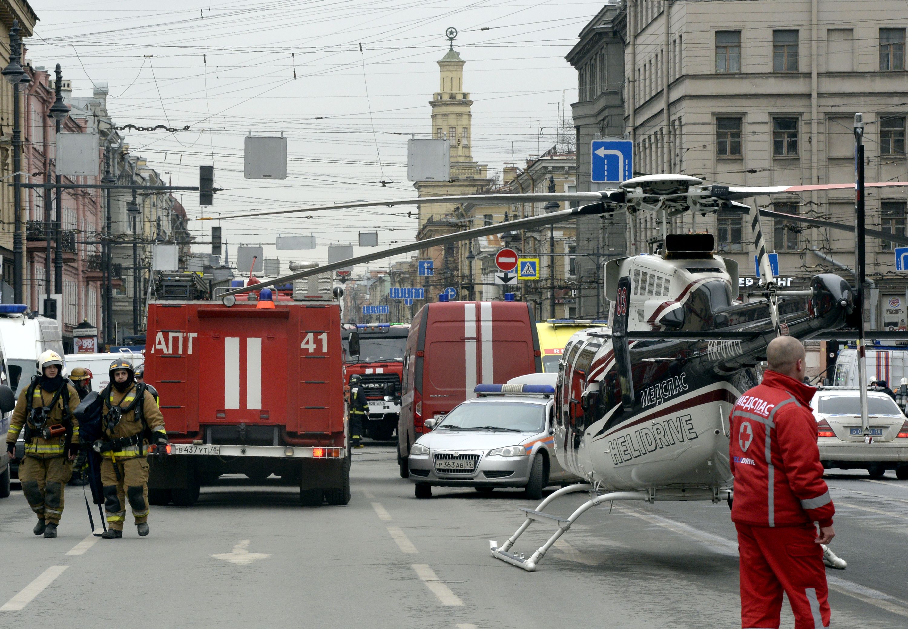 هبوط وصول طائرة هليكوبتر إلى موقع انفجار مترو سان بطرسبرج