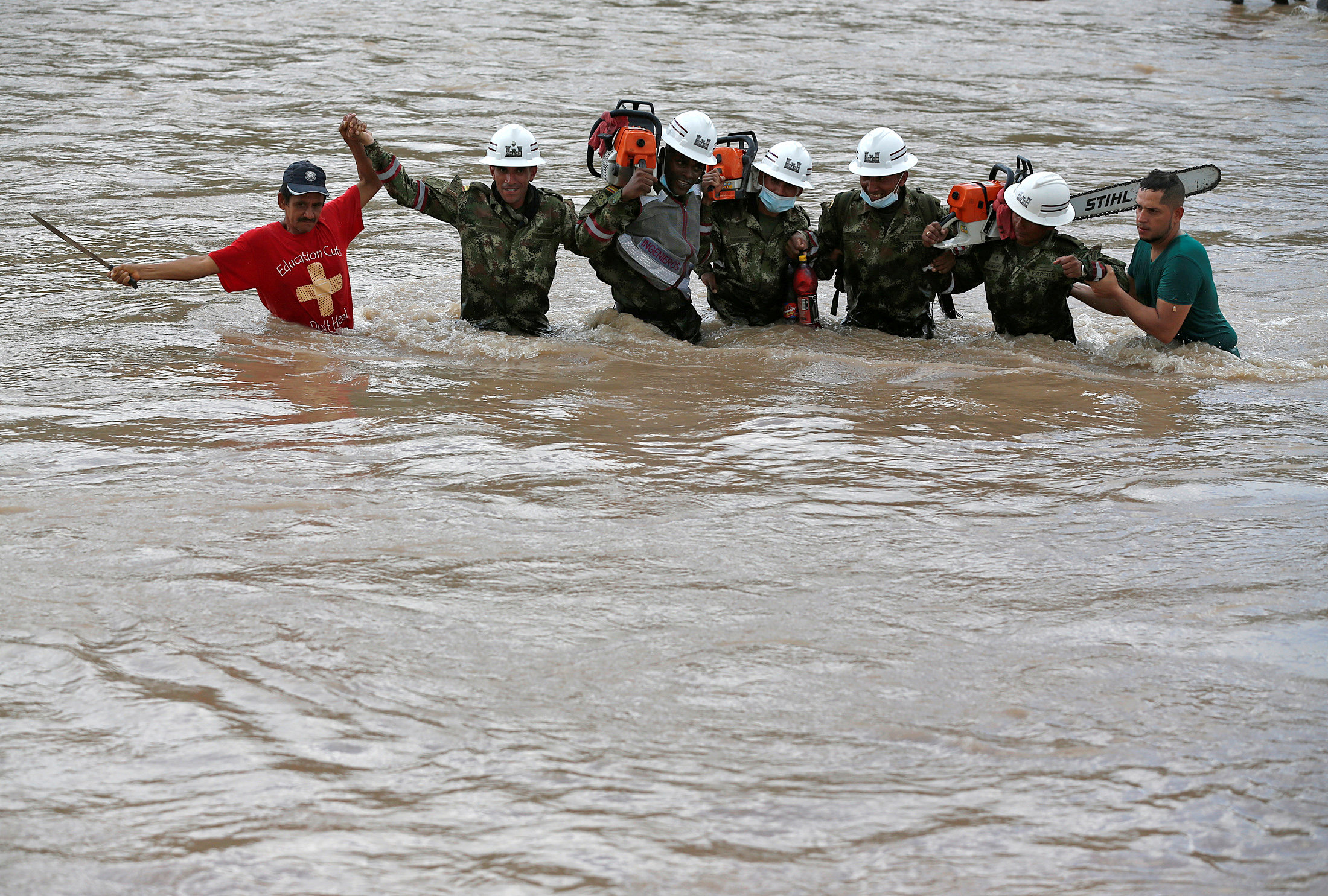 رجال الانقاذ يعبرون تجمعات المياه