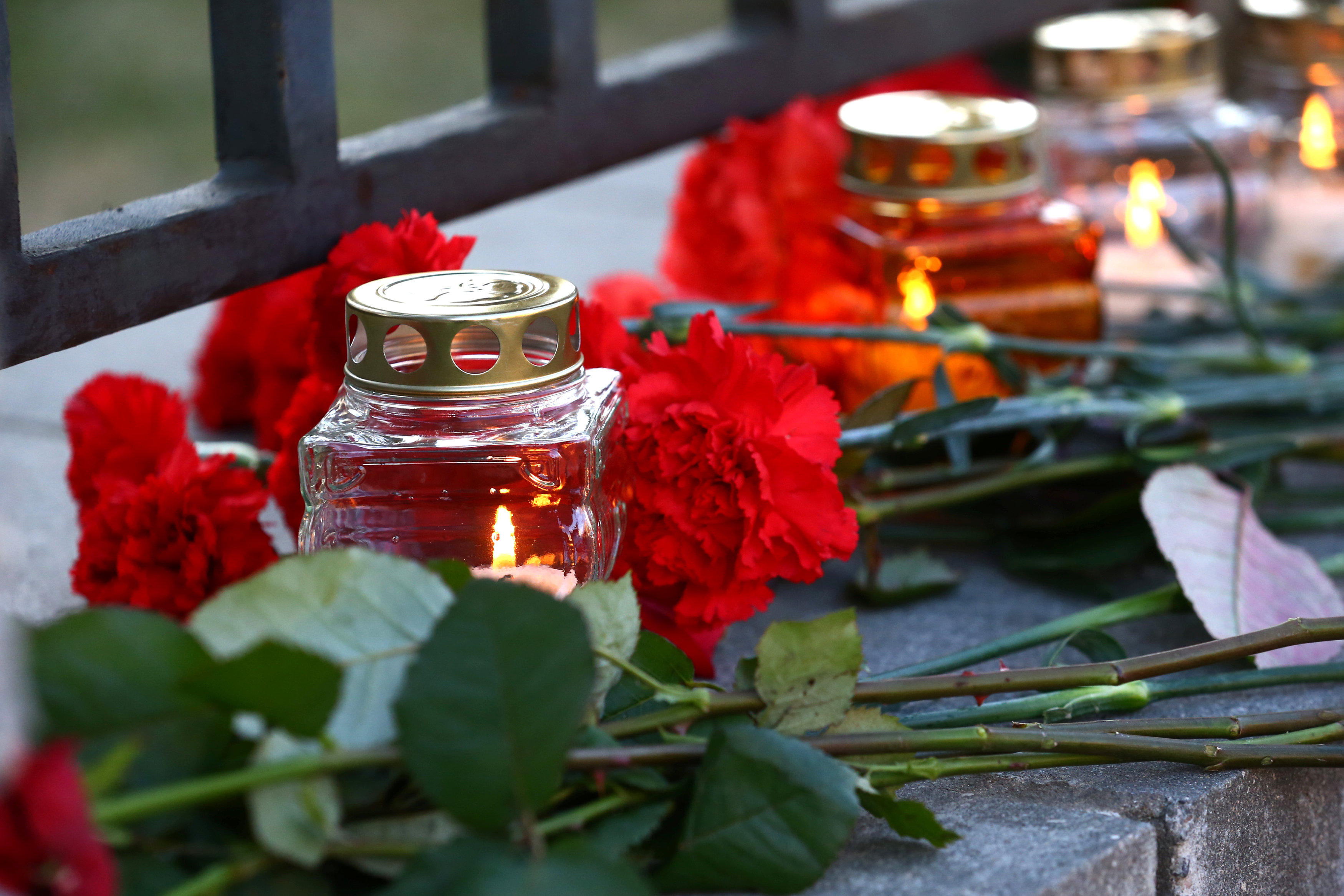 الشموع والورود مواطنون روس يودعون ضحايا حادث انفجار مترو بطرسبرج