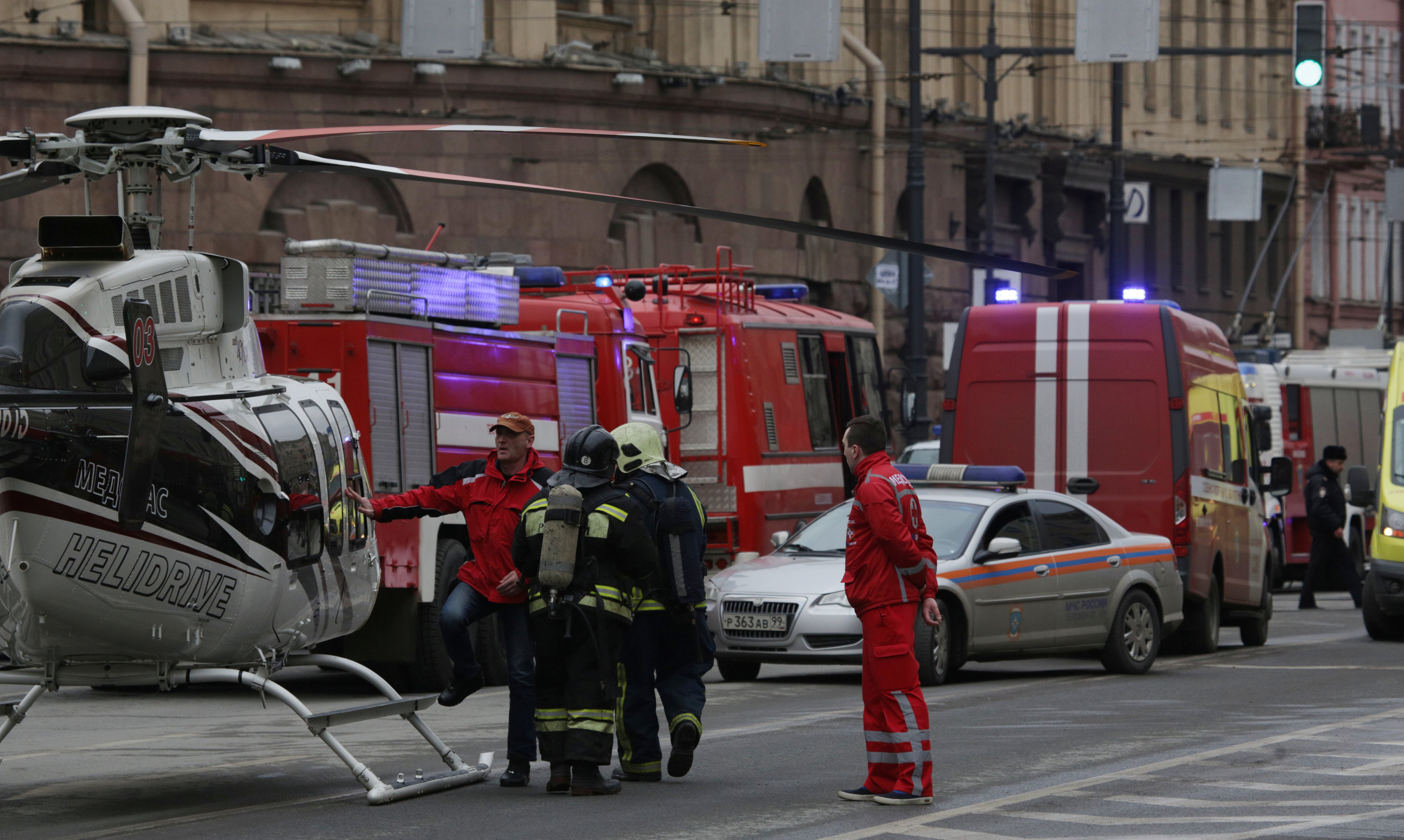 إجراءات أمنية مشددة فى موقع انفجار مترو سان بطرسبرج بروسيا