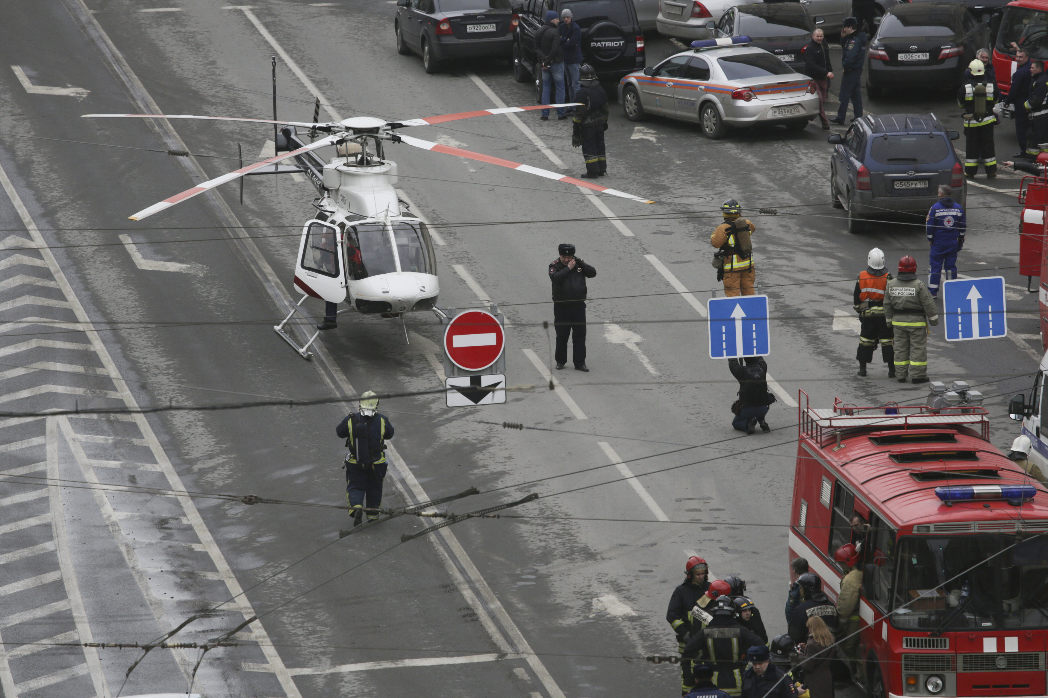 وصول طائرة هليكوبتر إلى موقع انفجار مترو سان بطرسبرج بروسيا