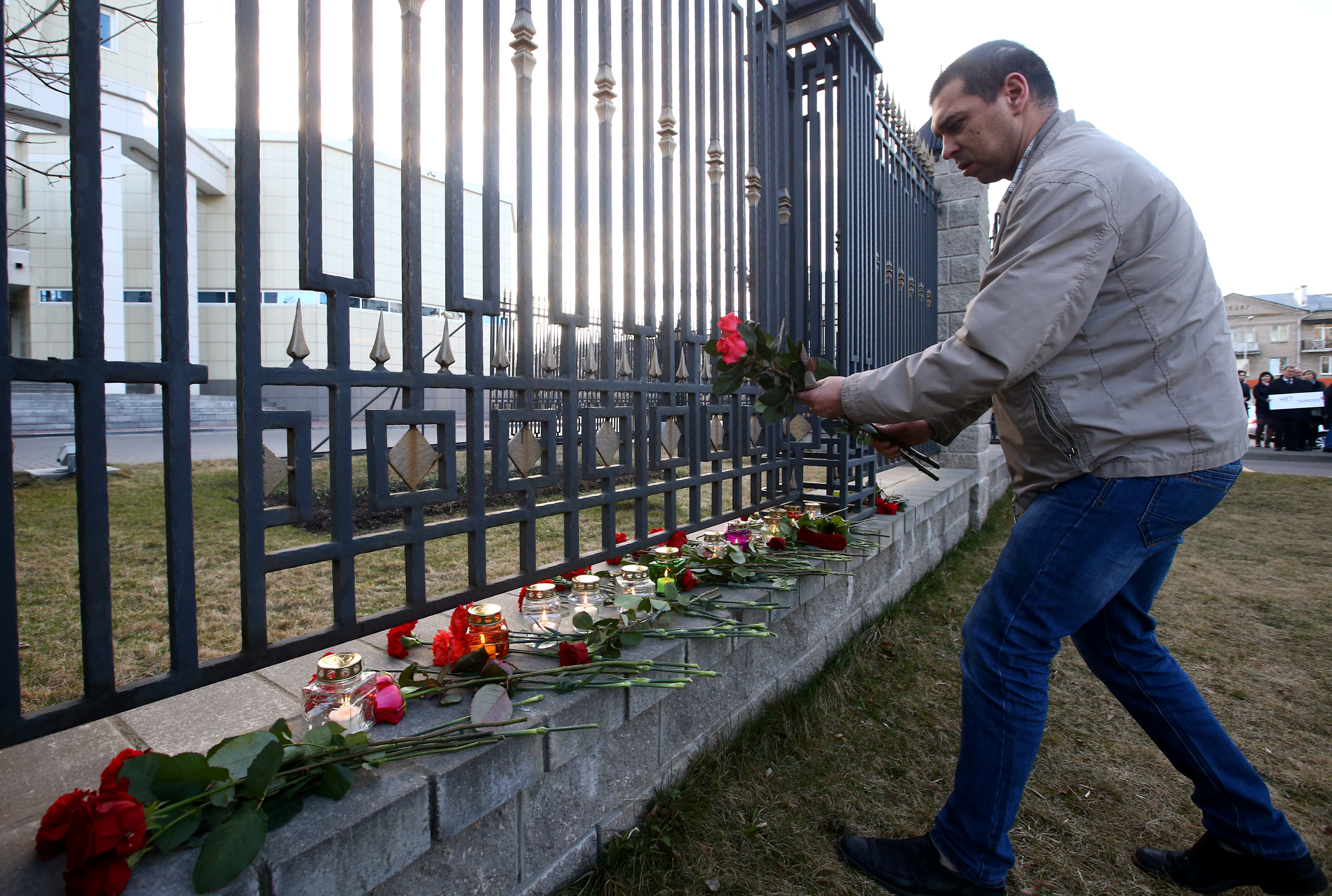 وضع الزهور لتوديع حادث انفجار مترو بطرسبرج