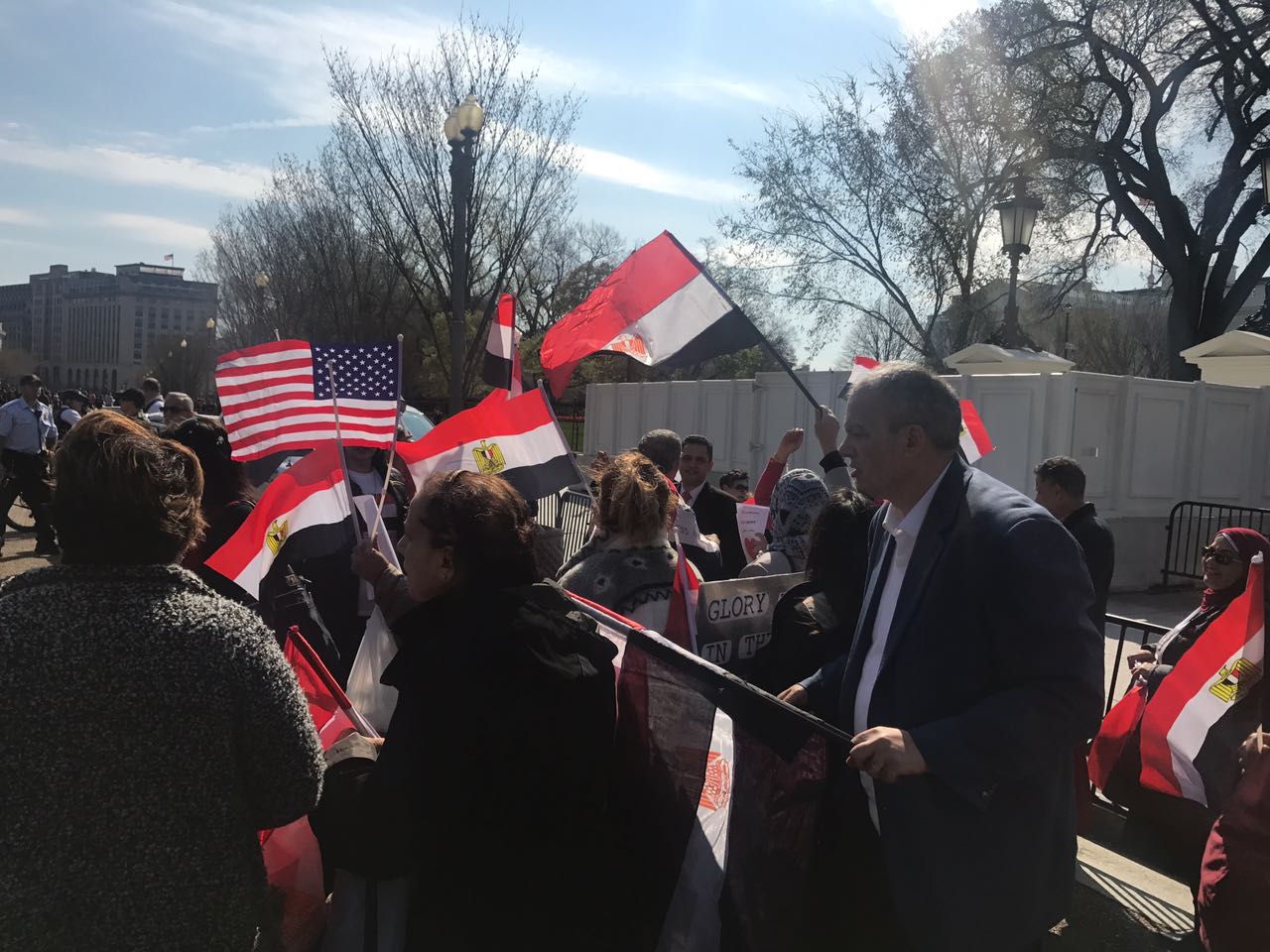 هتافات المصريين أمام البيت الأبيض
