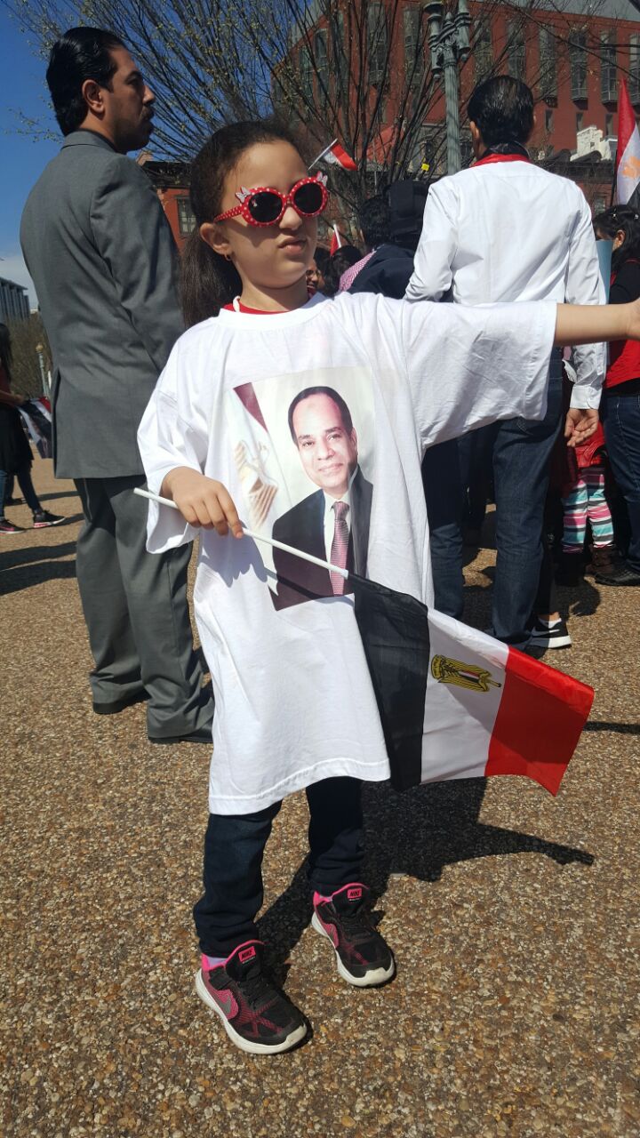 الأطفال يرفعون الأعلام المصرية أمام البيت الأبيض