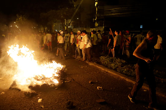 المحتجون يشعلون النيران