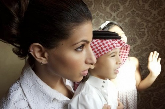 دينا عبد العزيز مع أبنائها