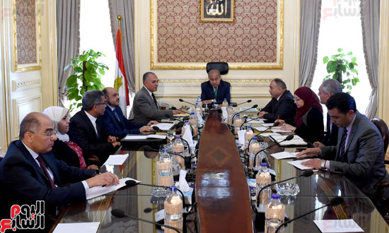 رئيس الوزراء يلتقى وزير الرى ورجل الأعمال حسن راتب (4)