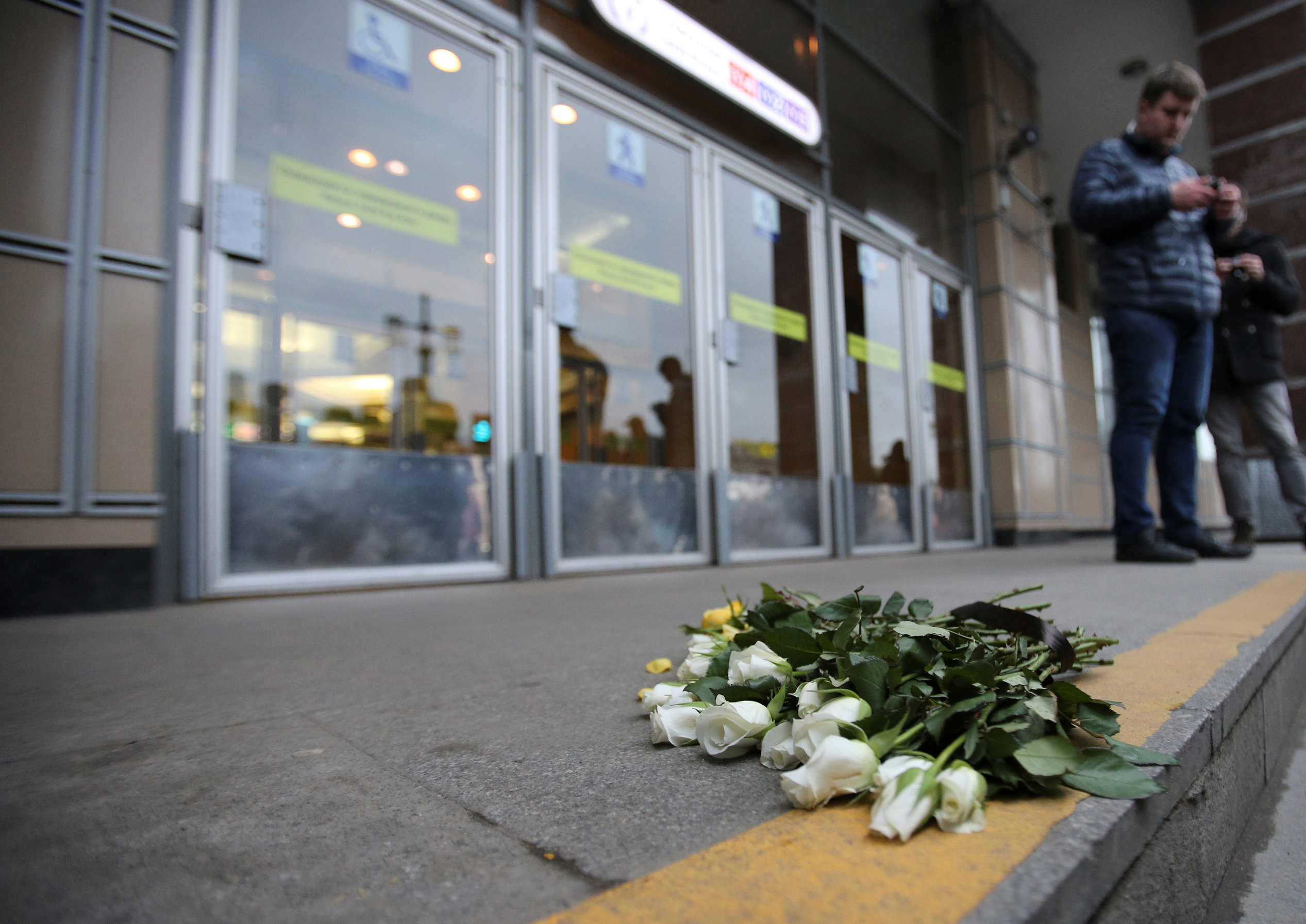 وضع أكاليل الزهور تكريما لضحايا حادث انفجار مترو بطرسبرج
