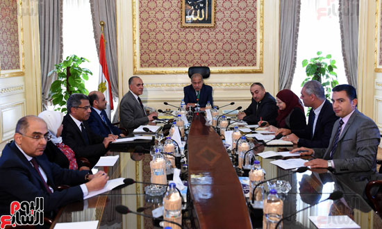 رئيس الوزراء يلتقى وزير الرى ورجل الأعمال حسن راتب (3)