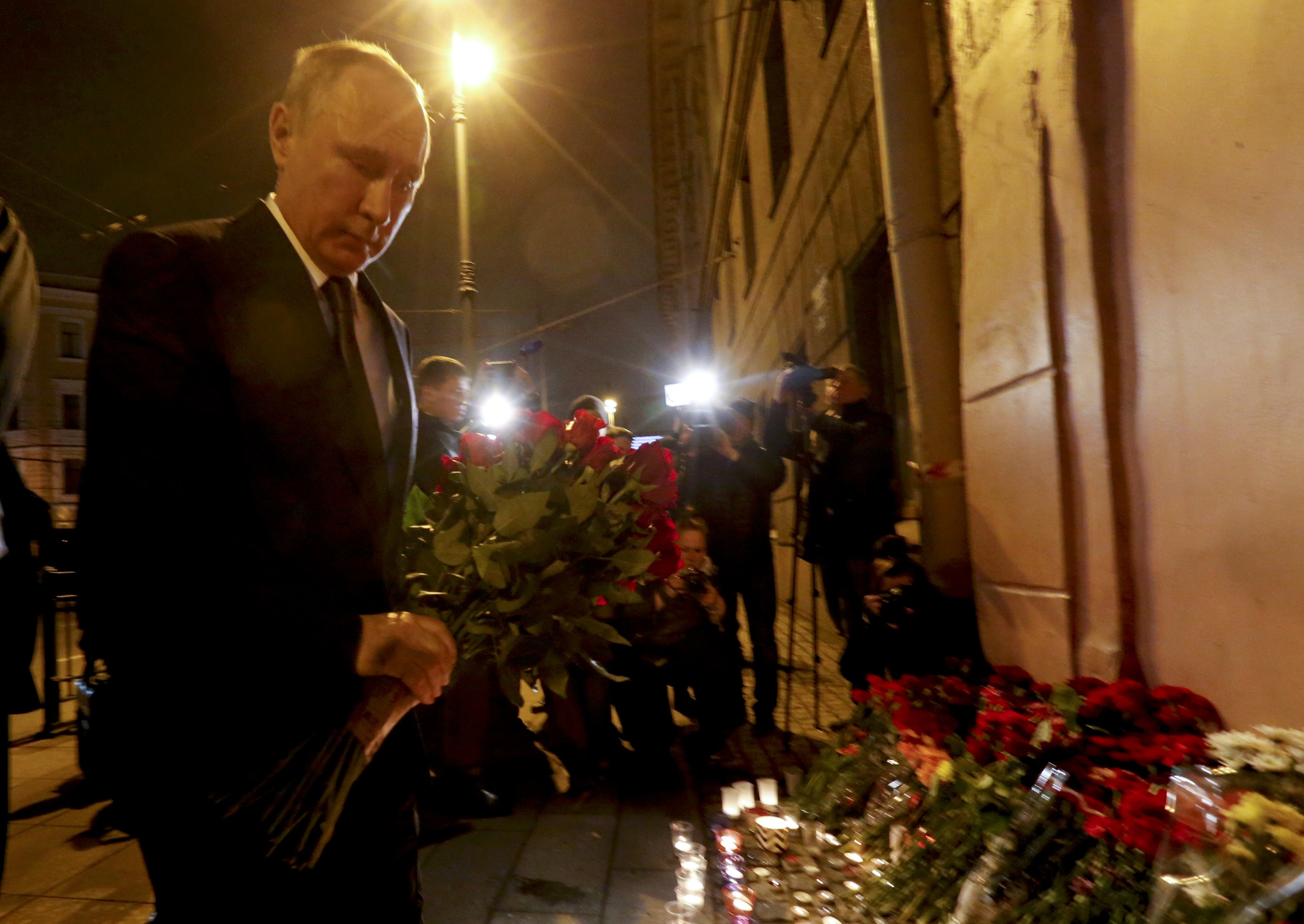 بوتين يضع الزهور بمحيط التفجير (1)