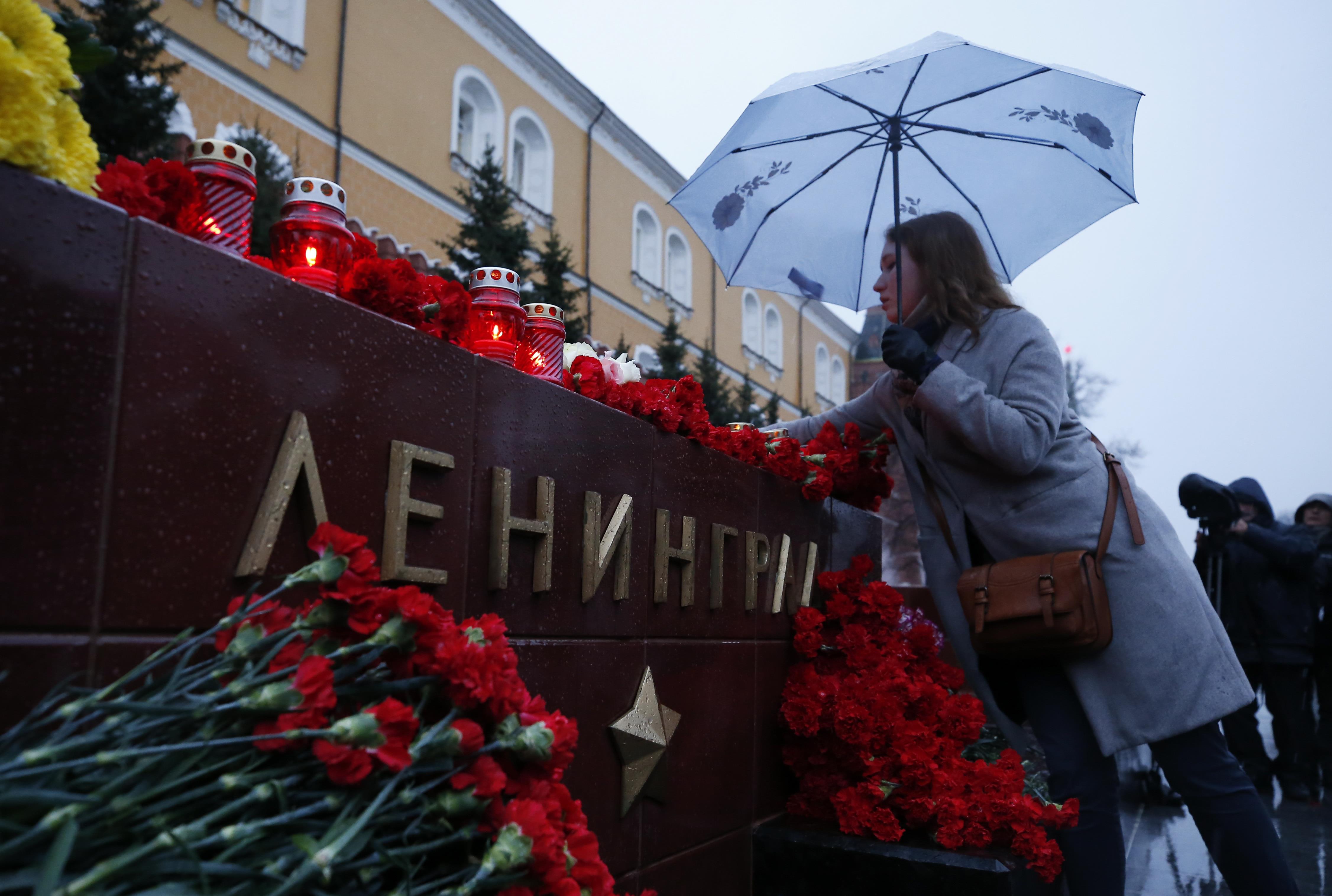 فتاة تضع أكاليل الزهور أمام قصر الكرملين فى موسكو
