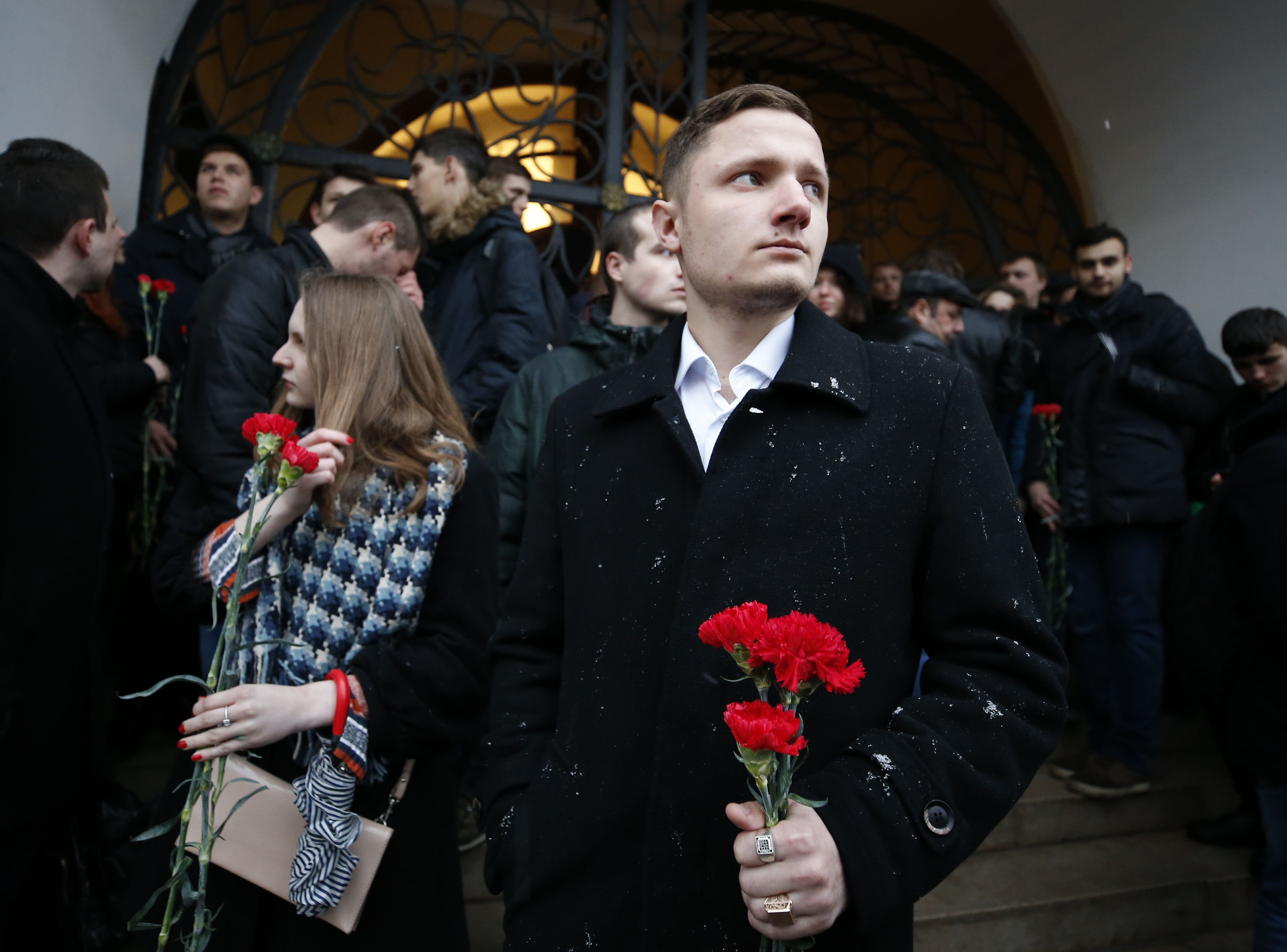 مواطنون روس يحملون الزهور على ارواح ضحايا حادث انفجار مترو بطرسبرج
