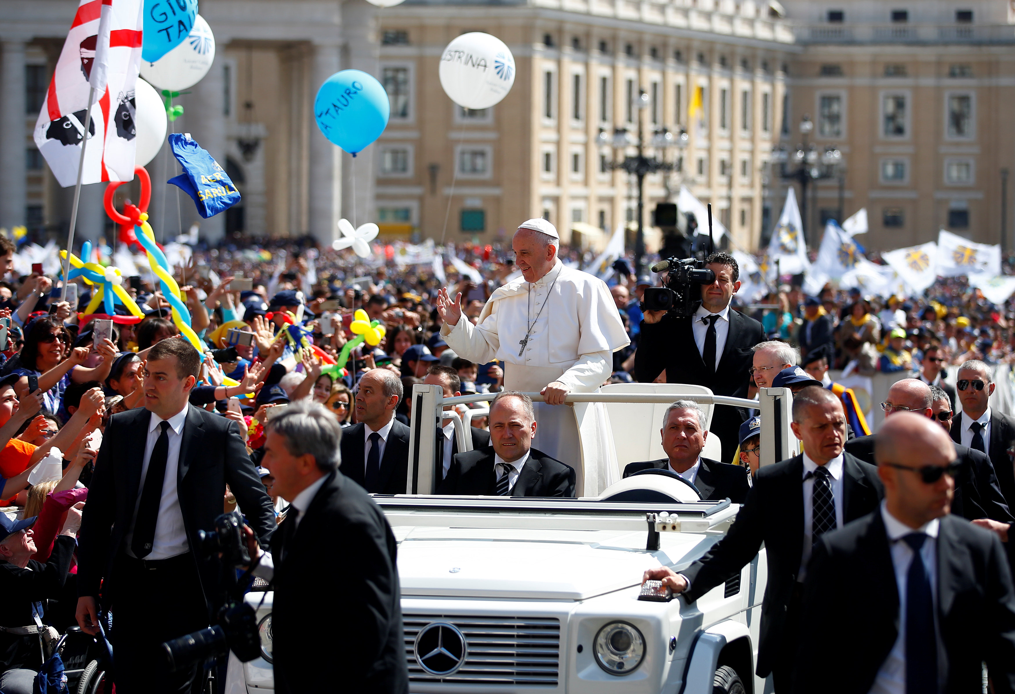 بابا الفاتيكان يدخل ساحة القديس بطرس على متن سيارة مكشوفة