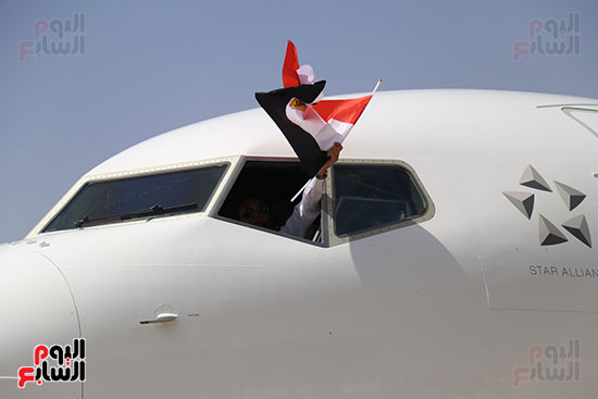 وزير الطيران يستقبل طائرة مصر للطيران الثالثة من طراز بوينج بمطار القاهرة (22)