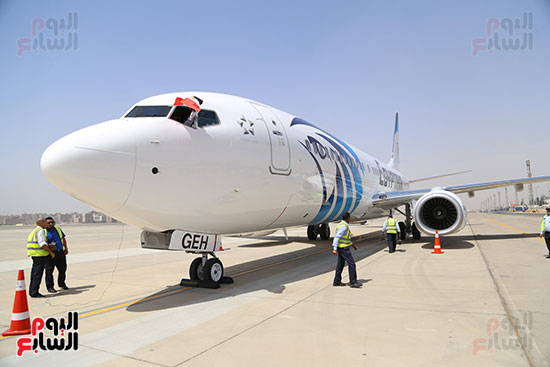 وزير الطيران يستقبل طائرة مصر للطيران الثالثة من طراز بوينج بمطار القاهرة (23)
