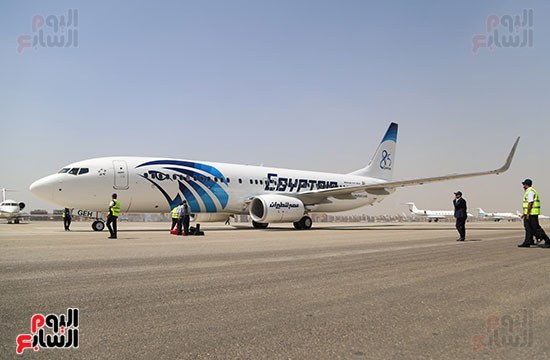 وزير الطيران يستقبل طائرة مصر للطيران الثالثة من طراز بوينج بمطار القاهرة (26)
