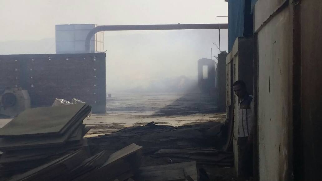 الحريق داخل المصنع بعد السيطرة