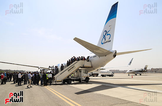 وزير الطيران يستقبل طائرة مصر للطيران الثالثة من طراز بوينج بمطار القاهرة (13)