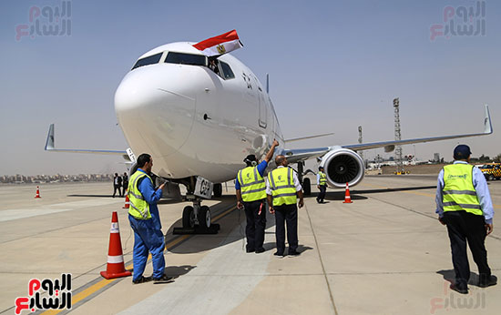 وزير الطيران يستقبل طائرة مصر للطيران الثالثة من طراز بوينج بمطار القاهرة (24)