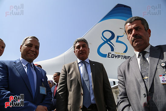 وزير الطيران شريف فتحى وصفوت مسلم رئيس الشركة القابضة خلال استقبال الطائرة الجديدة