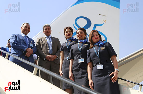وزير الطيران يستقبل طائرة مصر للطيران الثالثة من طراز بوينج بمطار القاهرة (12)