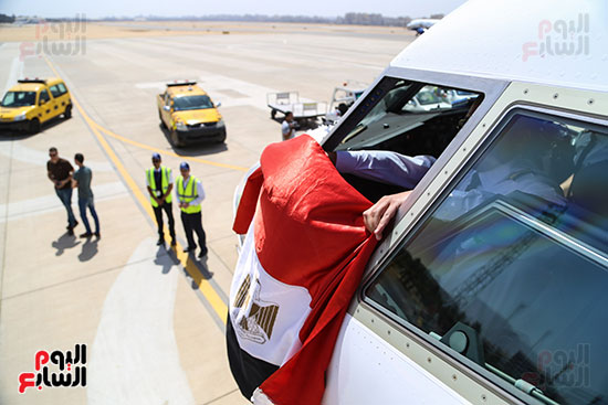 وزير الطيران يستقبل طائرة مصر للطيران الثالثة من طراز بوينج بمطار القاهرة (14)