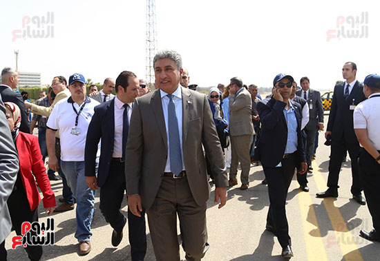 وزير الطيران يستقبل طائرة مصر للطيران الثالثة من طراز بوينج بمطار القاهرة (4)