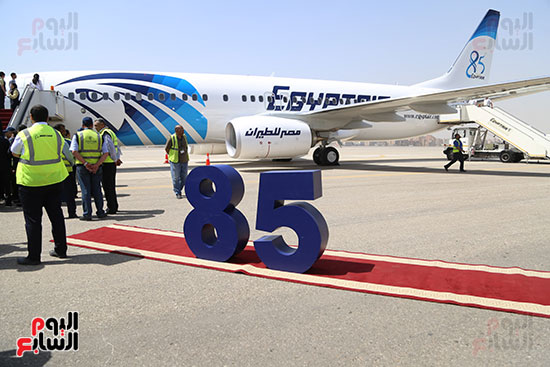 وزير الطيران يستقبل طائرة مصر للطيران الثالثة من طراز بوينج بمطار القاهرة (15)