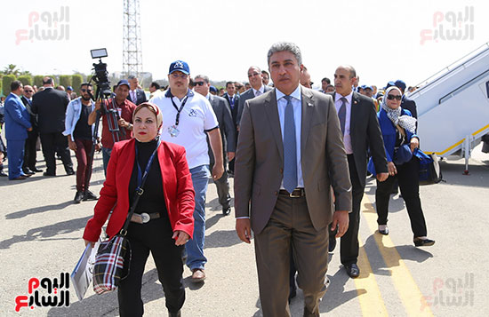 وزير الطيران المدنى فور وصوله لاستقبال الطائرة الثالثة لمصر الطيران 