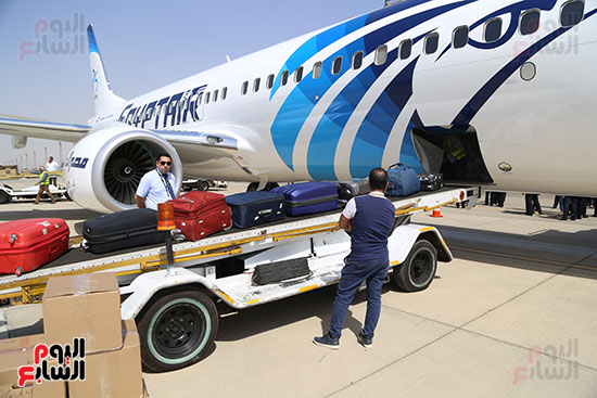 وزير الطيران يستقبل طائرة مصر للطيران الثالثة من طراز بوينج بمطار القاهرة (3)