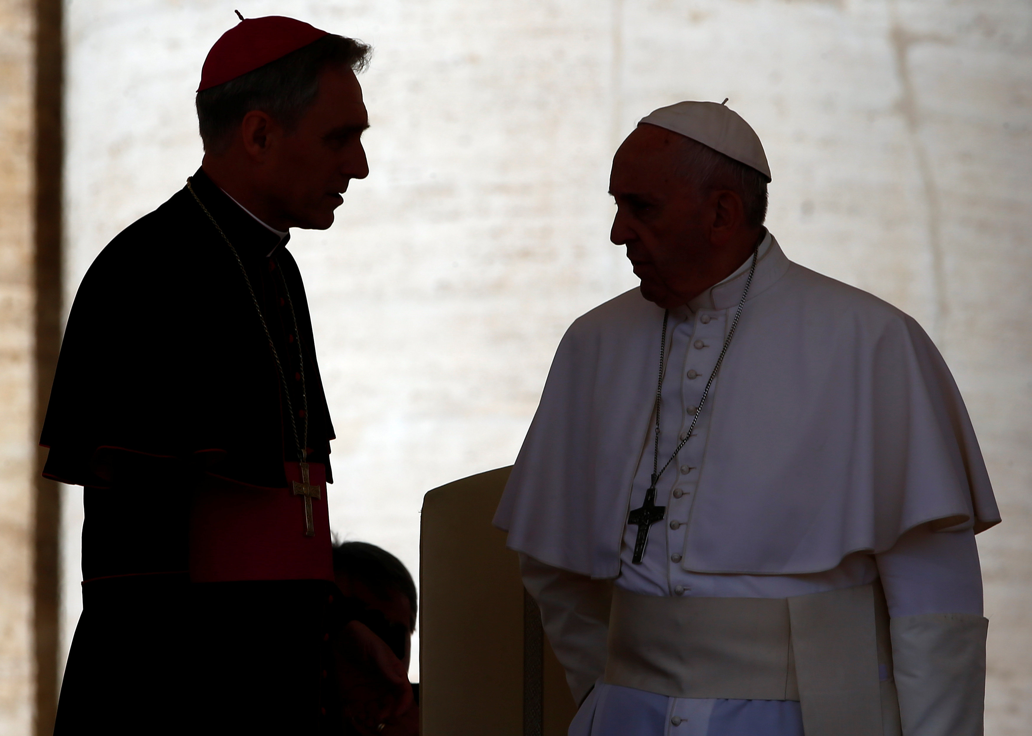 بابا الفاتيكان يتحدث مع المطران جورج جينزوين