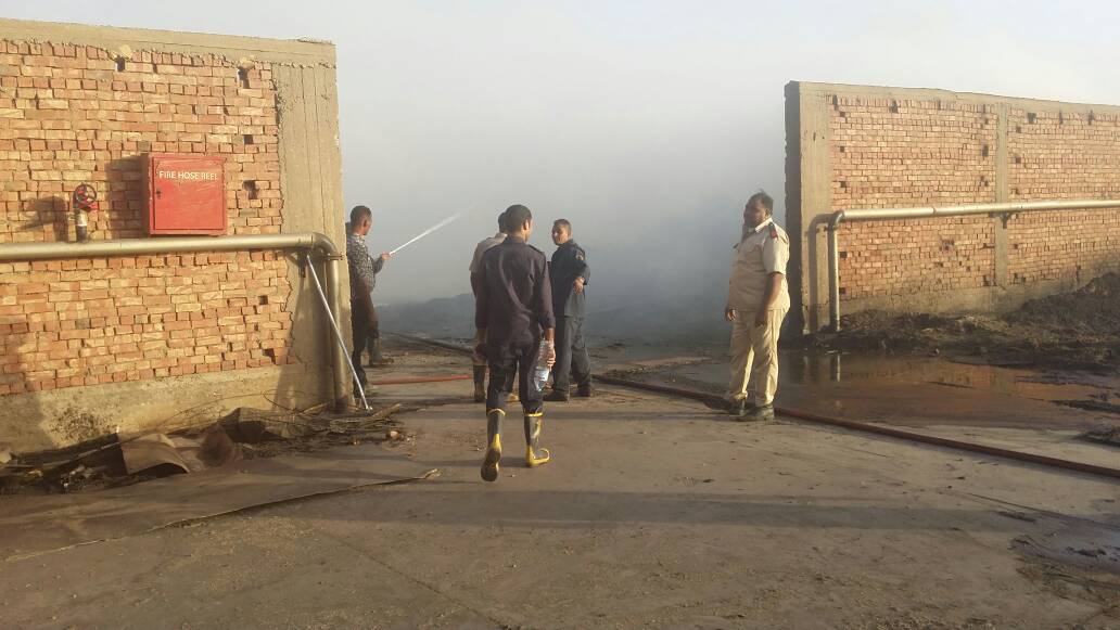 قوات الحماية المدنية تكافح الحريق بمصنع البوص