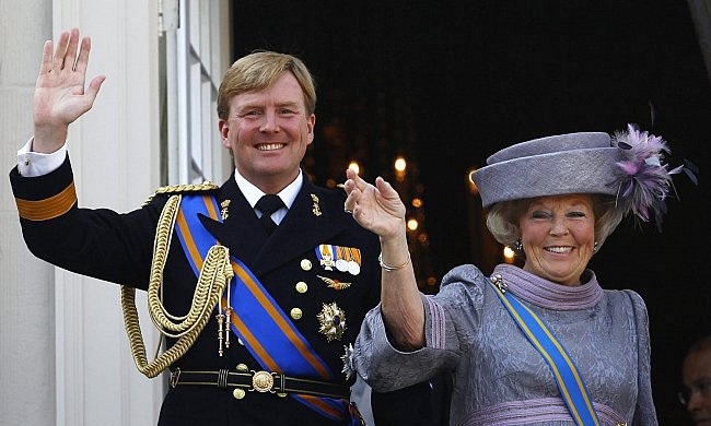 الملكة بياتركس وابنها ملك هولندا