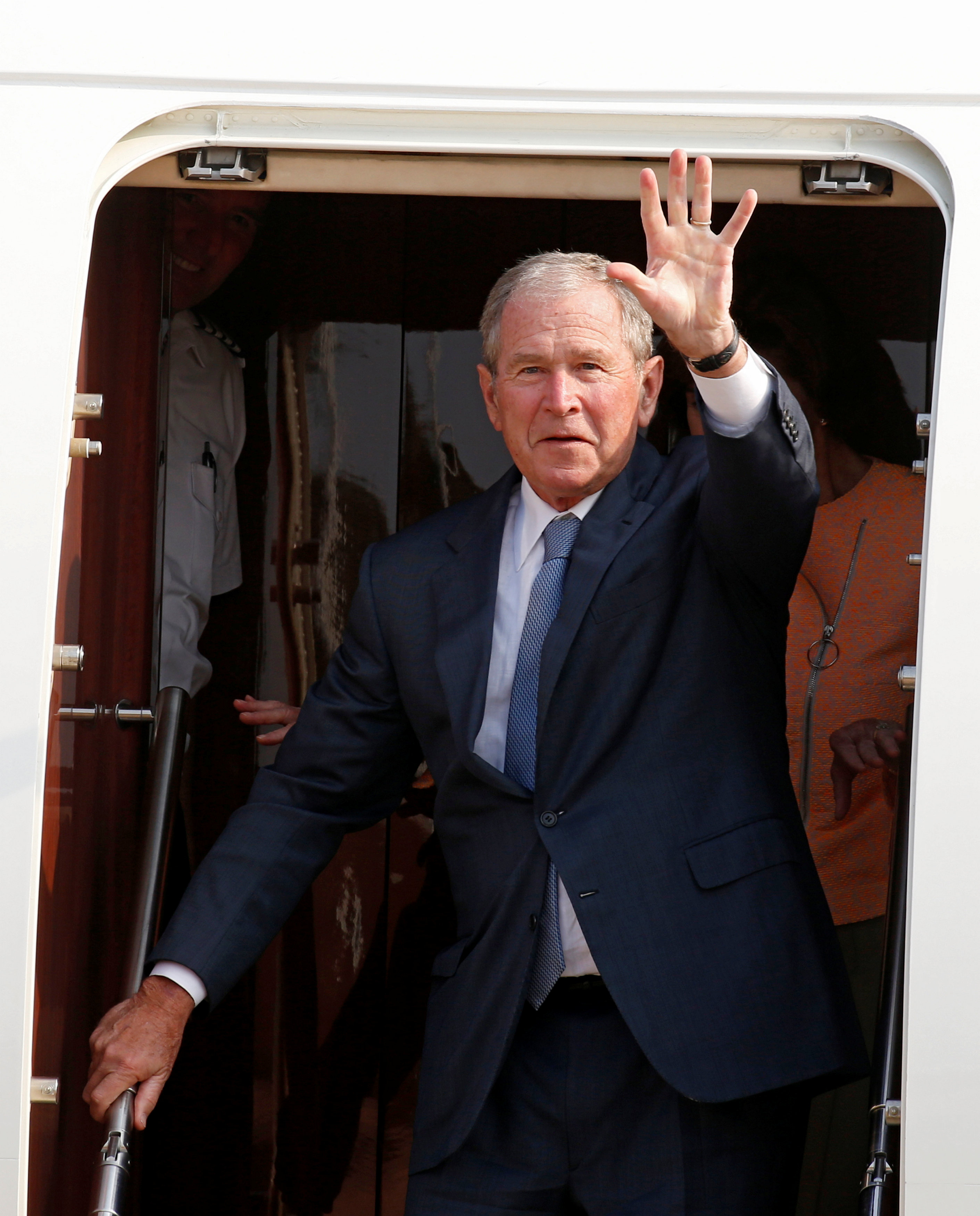 الرئيس الأمريكى السابق جورج بوش  يصل إلى جابورون