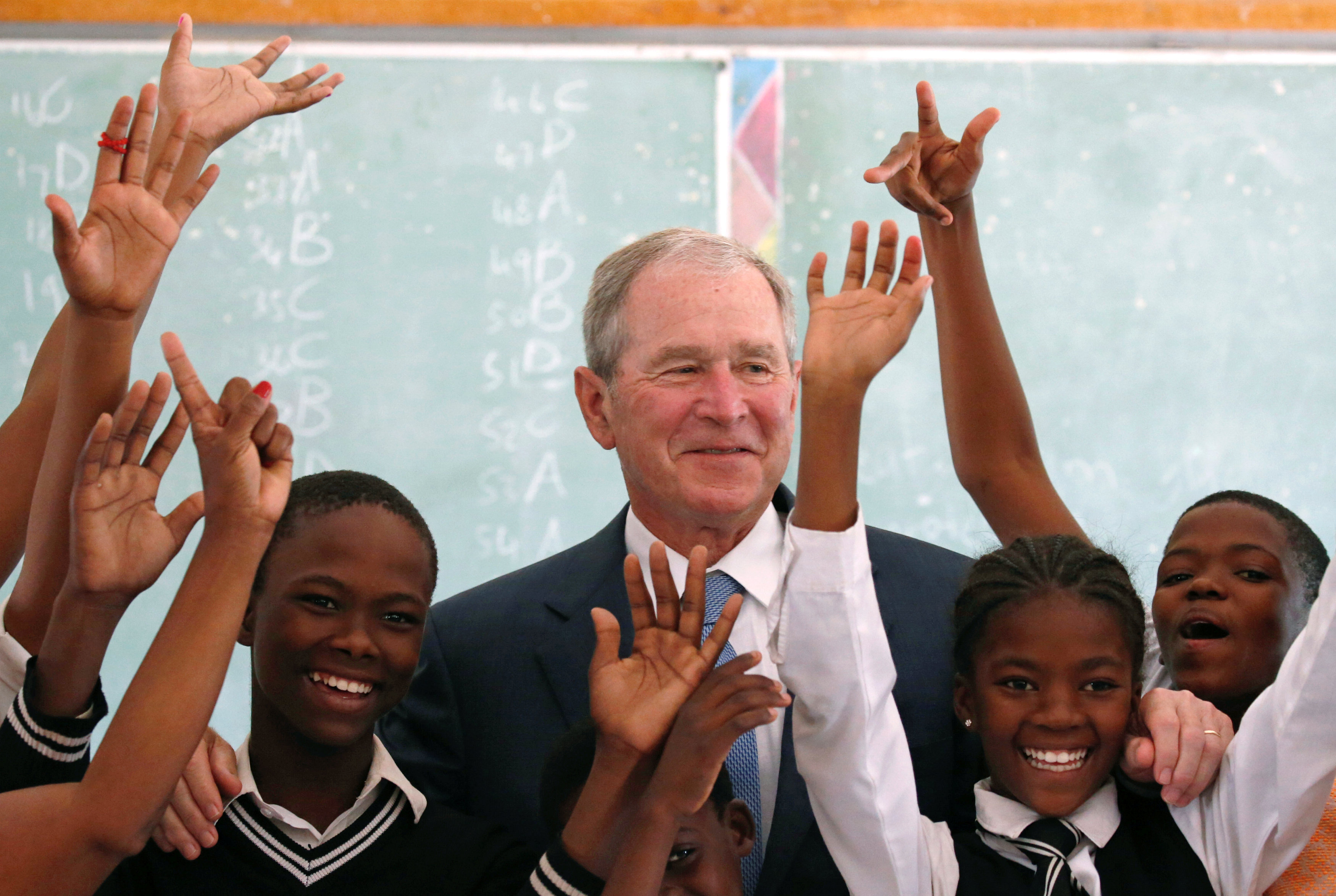 جورج بوش وسط الأطفال