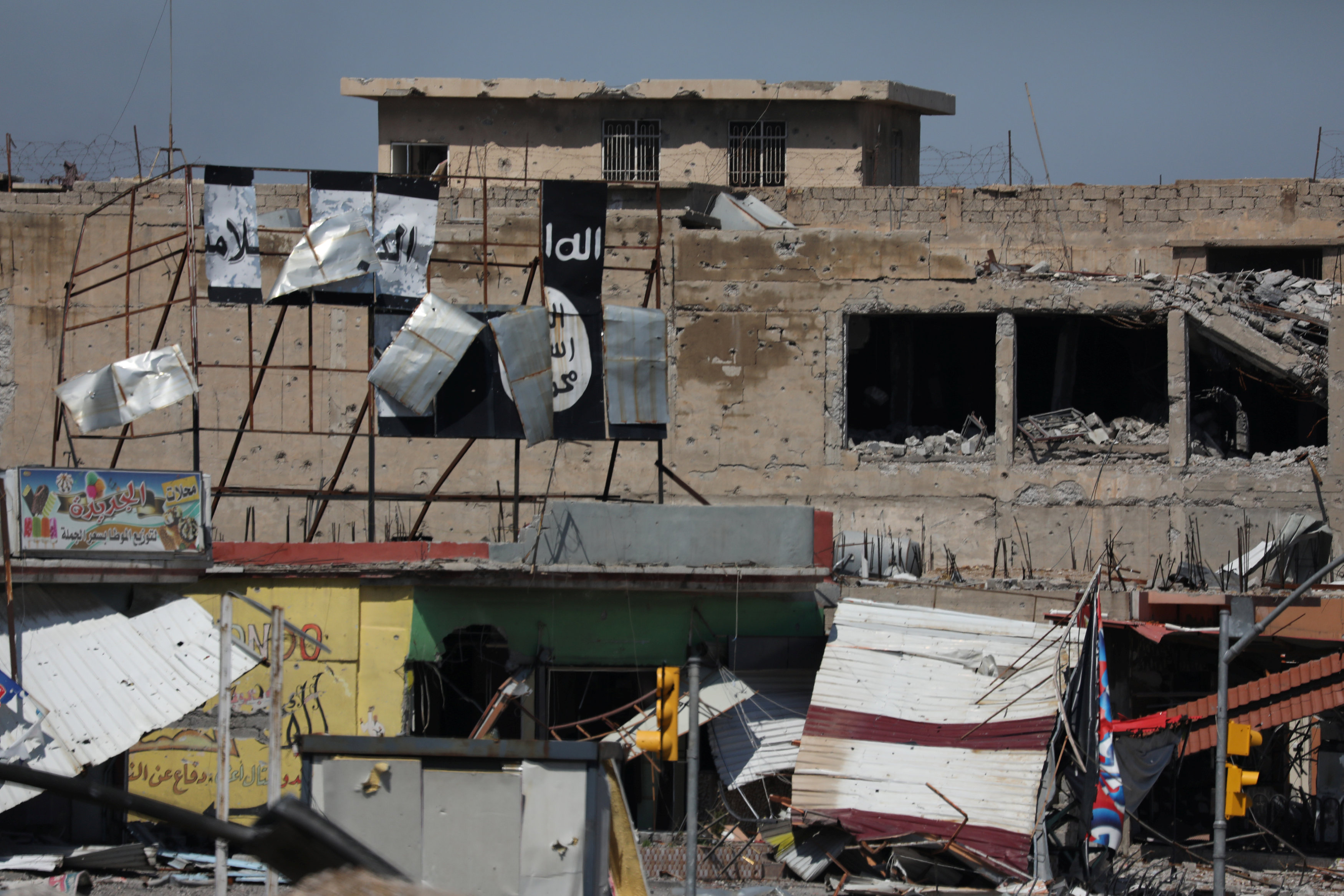 استئناف الضربات الجوية على الموصل مع توسع مخيمات المدنيين