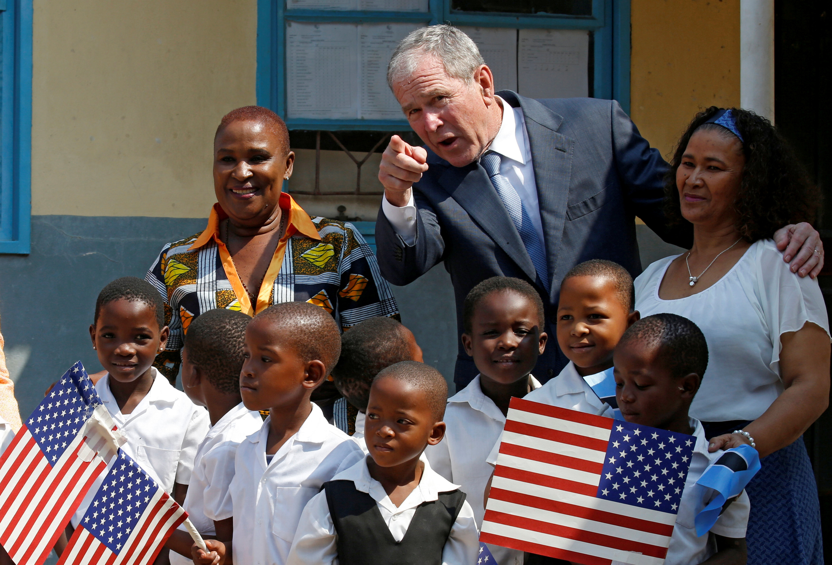 الامريكى السابق يلتقط صورة مع اطفال مدرسة فى جابورون