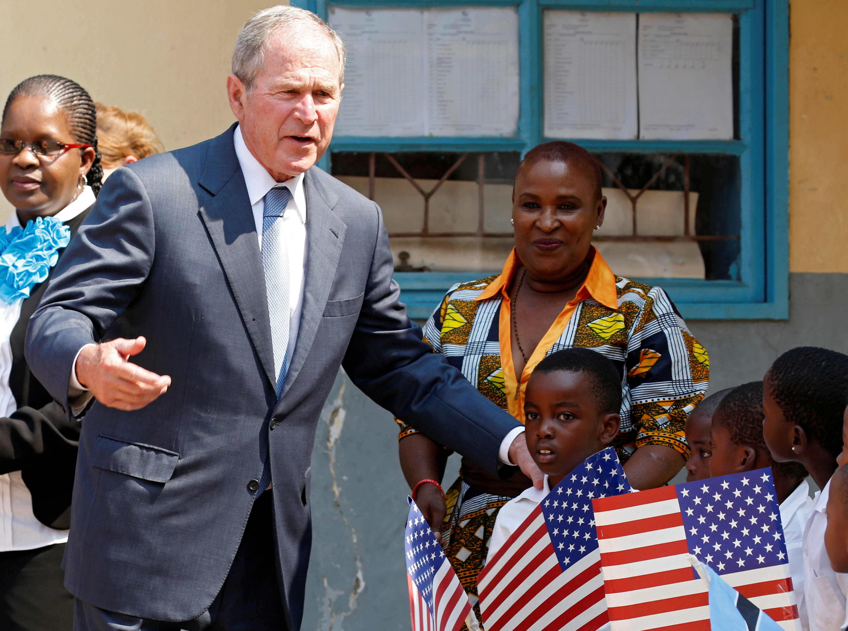 جورج بوش مع أطفال يحملون علم أمريكا
