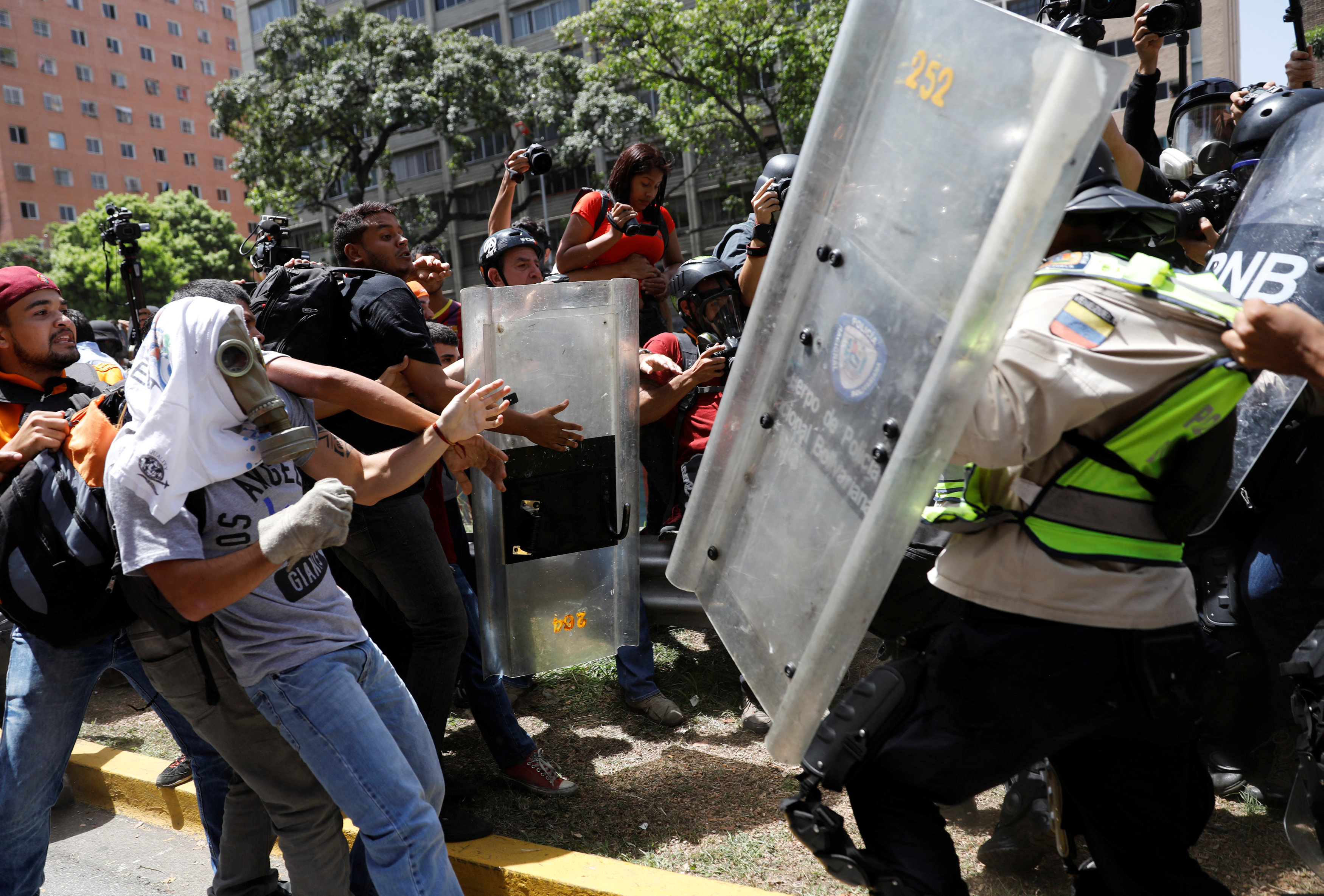 اشتباكات عنيفة بين الشرطة ومتظاهرين فى فنزويلا
