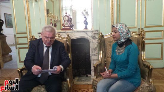   أثناء الحوار مع قنصل روسيا بالإسكندرية